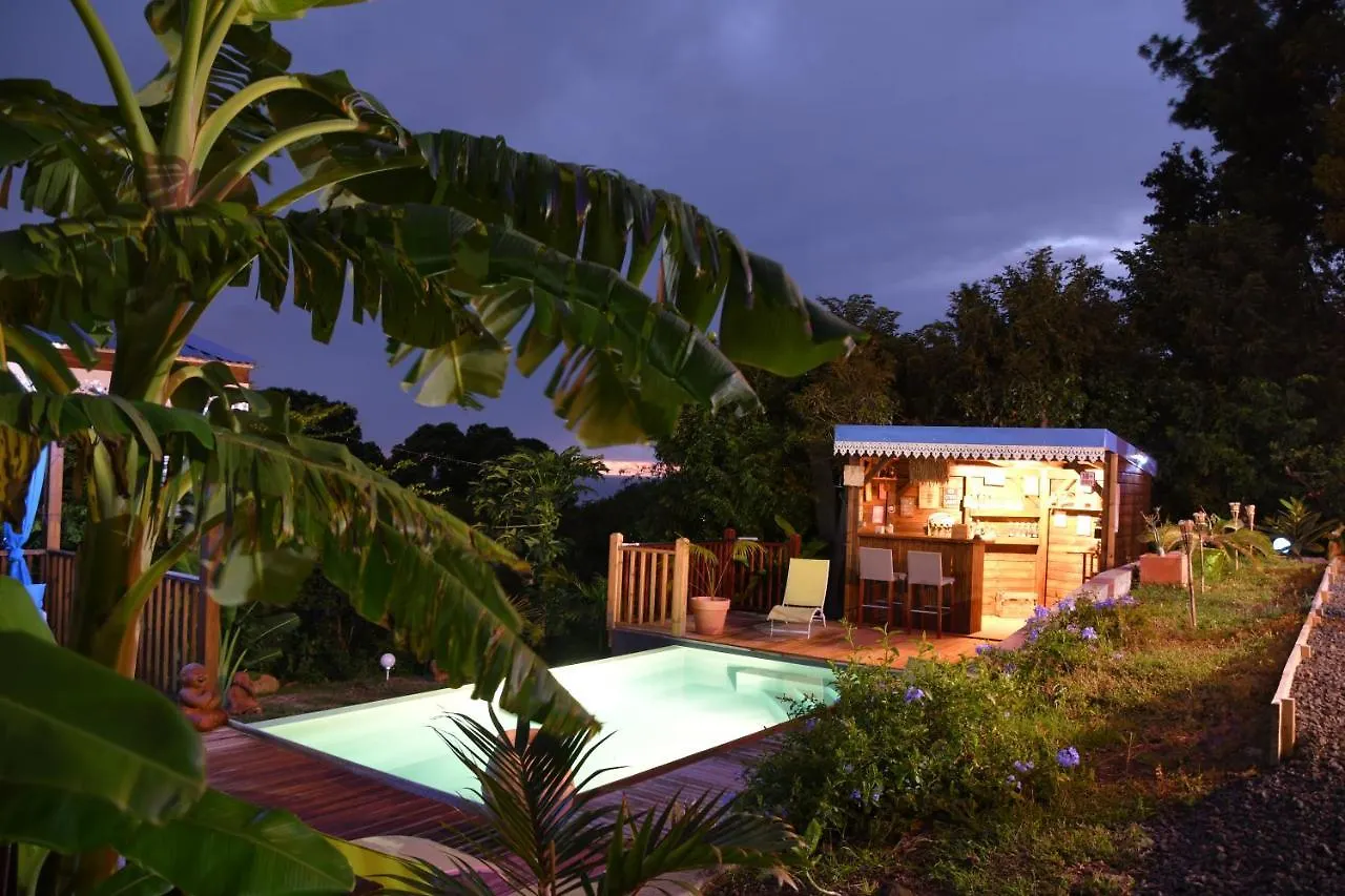 Bungalow La Tortue Bleue Bouillante Bed & Breakfast